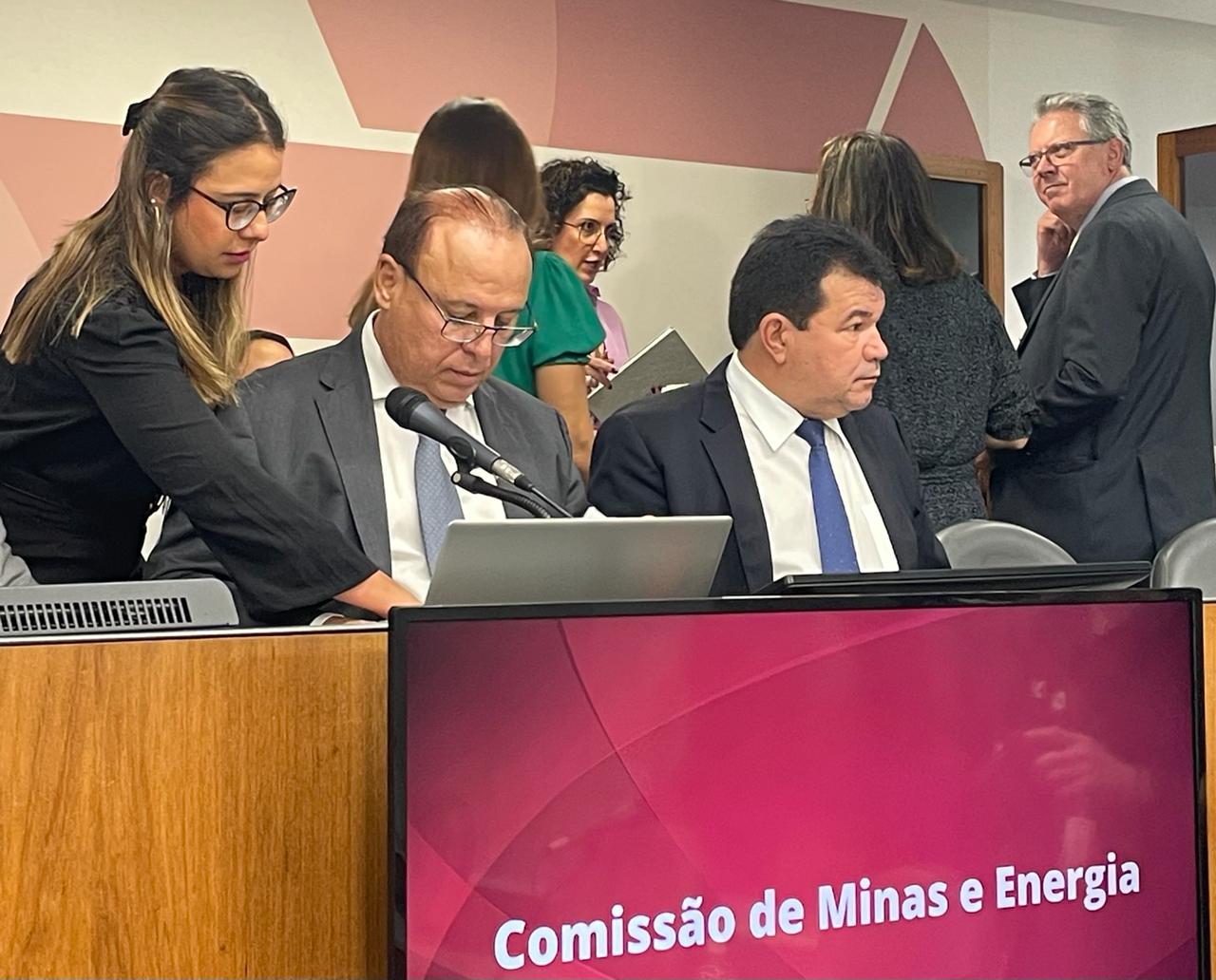 MINAS E ENERGIA Comissão presidida por Gil Pereira aprova política